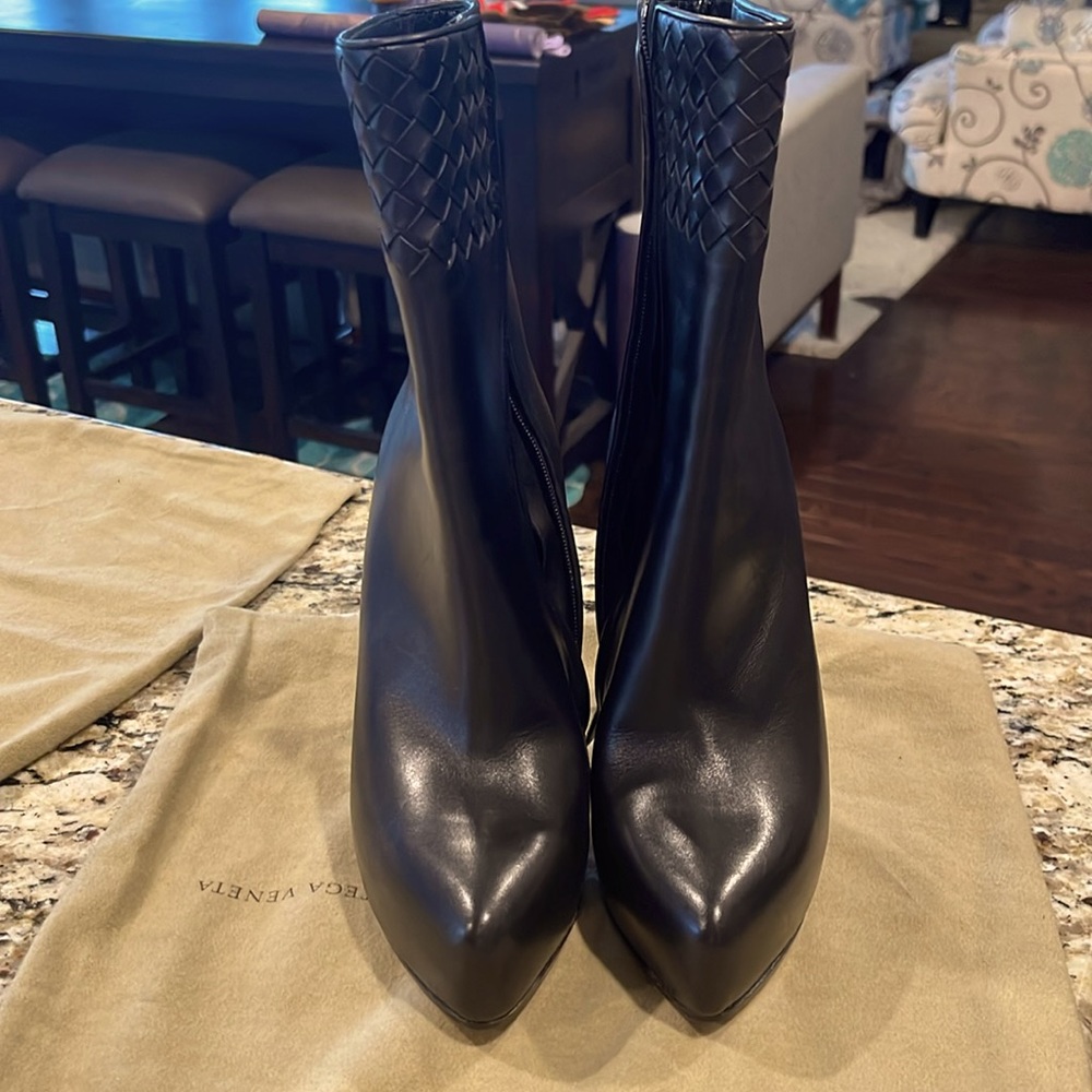 Bottega Veneta size 7.5 black platform heeled boot.